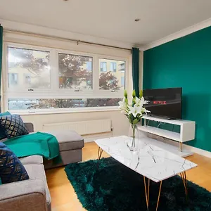 Exquisite Abode - Sleeps 6 - Parking Apartment